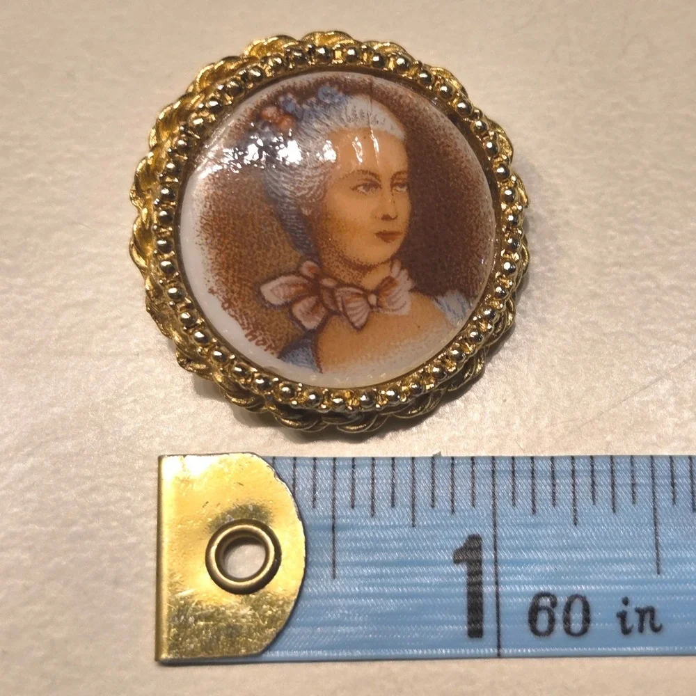 Vintage Victorian Cameo Portrait Woman Elegant Gold Tone Circle Brooch Pin